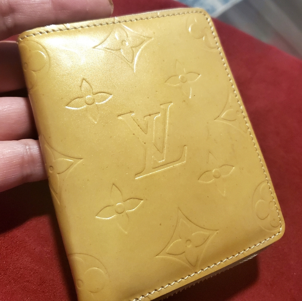 LV Patent Vernis Zippy
